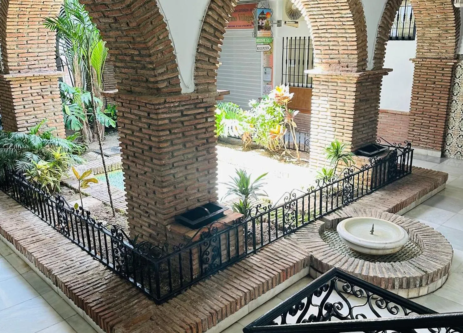Right By The Pool Area In Capistrano Village! Nerja Apartamento