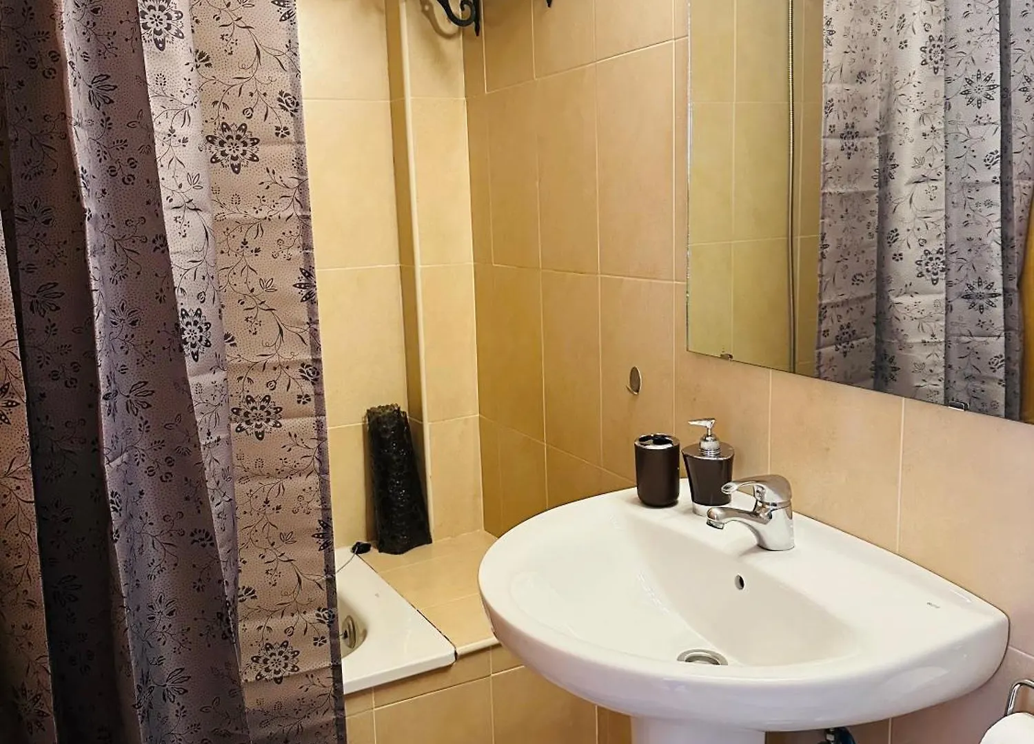Right By The Pool Area In Capistrano Village! Nerja Apartamento