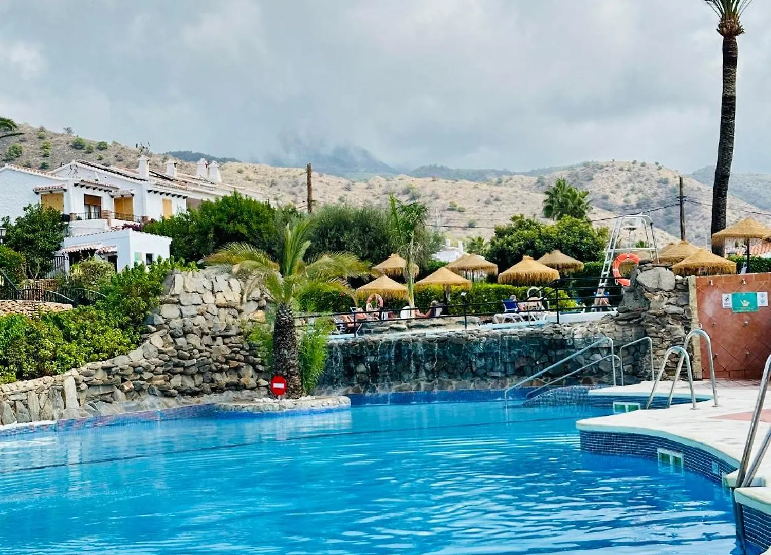 Right By The Pool Area In Capistrano Village! Nerja Apartamento